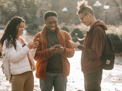 Jeunes dans un parc. La beauté alentour permet-elle de déplacer l’attention ?