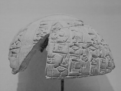 È bene ricordare che i “sapiens”, sin dagli albori delle civiltà, hanno sempre sviluppato codici di archiviazione dati, dal cuneiforme assiro-babilonese al quipu andino 