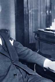 Il compositore Giacomo Puccini al pianoforte, 1900