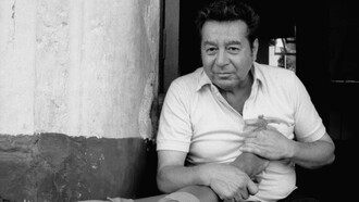 Carlos Martínez Rivas (1924-1998) agasajando los pies de Eva, fotografiado por Claudia Gordillo