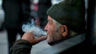 Idoso fuma enquanto observa o movimento da rua. Caso tenha morrido, o que me deixa triste por não ter ficado sabendo e nem ter ido me despedir desse companheiro das tardes, agora, pelo menos, pode ficar observando a mulherada lá do céu, vista privilegiada e com a vantagem de ser infinita, pode ver não apenas as que malham nas academias aqui de perto como também de todas as outras academias que existem no Brasil e no mundo
