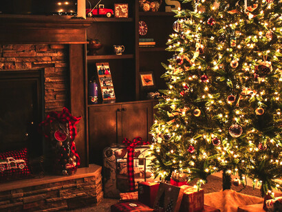 El árbol de Navidad: su presencia en hogares y lugares públicos crea un ambiente festivo, recordándonos la importancia de la unidad, la esperanza y la renovación