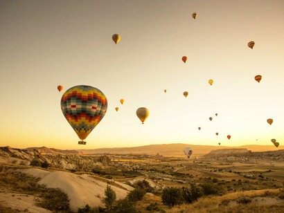 Vôo de balão na Capadócia, Turquia. A Turquia é um paraíso clássico com energia alegre e animada, e isso é notável pelas casas coloridas em todo lugar. As boas tradições, música e cultura são essenciais para os que desejam conhecer um pouco mais do povo local, e, é claro, não devem deixar de degustar o melhor da culinária: o café turco! Sem esquecer os seus temperos sensacionais, pois são a marca registrada da riqueza gastronômica