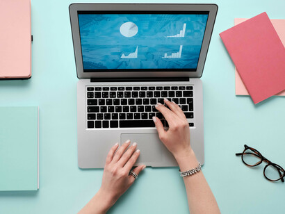 Editoria scientifica. La possibilità di accedere facilmente e gratuitamente alle risorse digitali ha reso ancora più evidente la contraddizione alla base dell’editoria scientifica