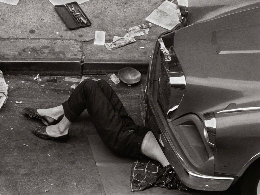 Larry Fink, Twelfth Street, 1967. Courtesy of Damiani
