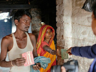 “Trabajé y ahorré para comprar tierras y poder dar una educación a mis hijos. Ahora no me queda nada”. Shusil Saha. Gentileza de Fundación Fontilles, foto de Tom Bradley. Shusil Saha, 35 años, y Lalita, 32 años. Bishanpur, Nepal