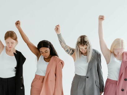 “Em média, as mulheres fazem mais horas de trabalho não remunerado, como cuidar dos filhos ou executar tarefas domésticas. Isto traduz-se em menos tempo para se dedicarem a um trabalho remunerado. De acordo com dados de 2022, quase um terço das mulheres (28%) trabalhava a tempo parcial contra 8% dos homens”
