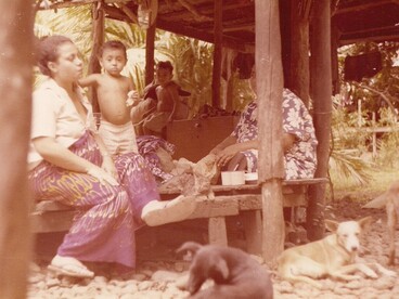 Famiglia di Lisa nella loro faleo'o, casetta in legno dove ci si rilassa, Apia, Western Samoa. Foto di Giò Barbieri