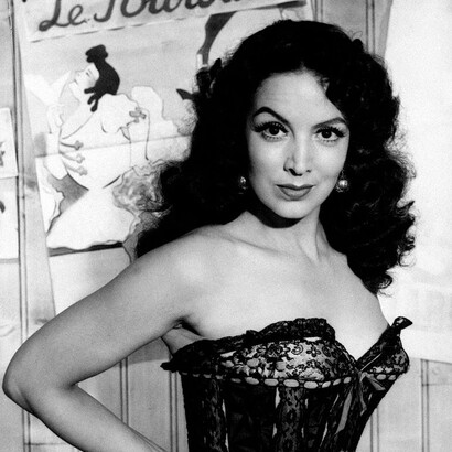 María Félix luciendo un corpiño de encaje en la película "La bella Otero" (1954)