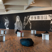 María Isabel Rueda, El oráculo de la noche, vista de exhibición. Cortesía del MAMBO