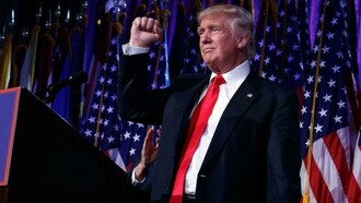 Trump levanta el puño