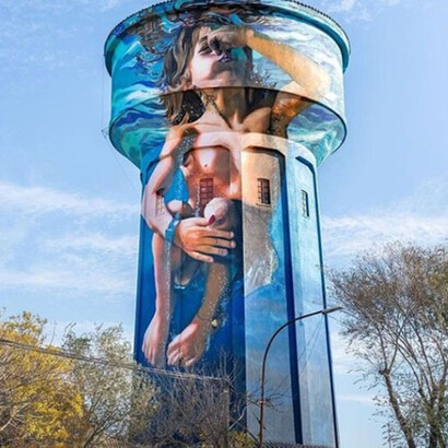 Mural en torre de agua del artista Marín Ron,  
Miramar, Argentina
