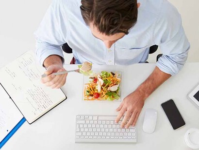 Cuando se pasan tantas horas en el trabajo que no queda otra que comer delante del ordenador