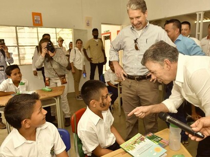 El nuevo Gobierno ha anunciado recortes en educación: en la imagen, el anterior mandatario, Juan Manuel Santos, en una escuela