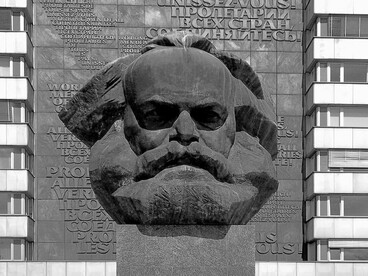  Nesse domínio da produção material, a única liberdade possível é aquela em que os homens, juntamente com seus produtores, regulem racionalmente suas trocas com a natureza. No entanto, essa atividade, mesmo racionalmente regulada, constituirá sempre a necessidade. É apenas para além dessa esfera que começa o desenvolvimento das forças humanas como um fim em si — o que Marx identifica como liberdade—e essa liberdade somente pode nascer se estiver solidamente fundamentada sobre o reino da necessidade previamente superado