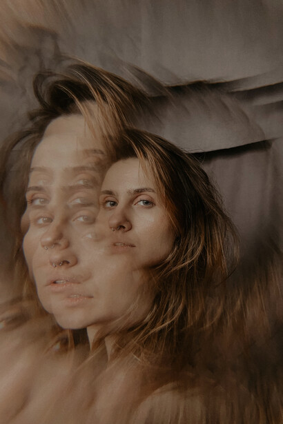 We become impermeable to what occurs or even establish interfaces that constitute filters that capture, refract and consequently distort what occurs