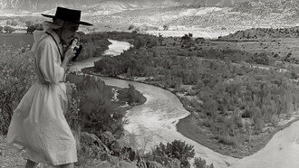 Georgia O’Keeffe fotografiando una de sus caminatas