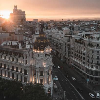 Explore a beleza e singularidade de Madrid, desde as movimentadas ruas da Gran Vía até a tranquilidade dos momentos de lazer durante a siesta