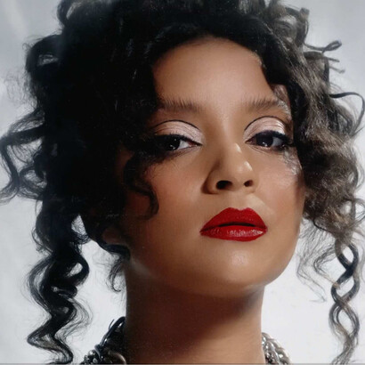 A artista Mc Tha tem 30 anos de idade e é natural de Tiradentes, São Paulo, Brasil