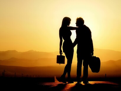 Una pareja pasea al atardecer