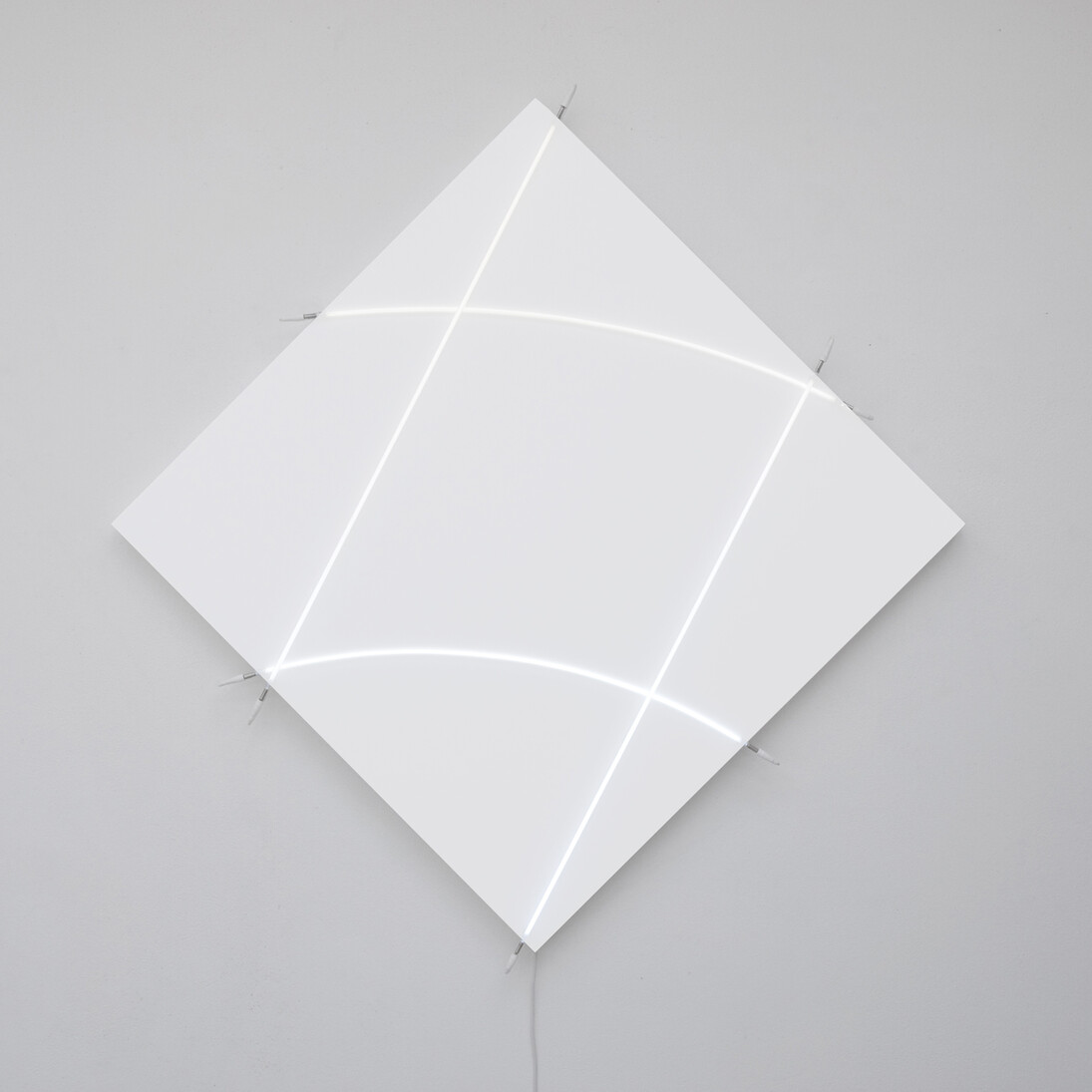 François Morellet, Cruibes n°16, 2013 Acrilico su tela su legno e neon bianco, 212x212 cm Courtesy A arte Invernizzi, Milano