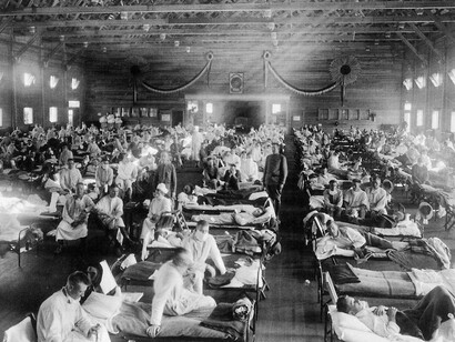 Soldados de Fort Riley (Kansas), enfermos de gripe en un pabellón hospitalario en Camp Funston al principio de la epidemia