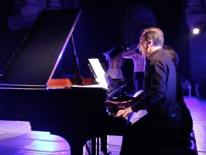 Charles & Sofía spielt das Klavier 