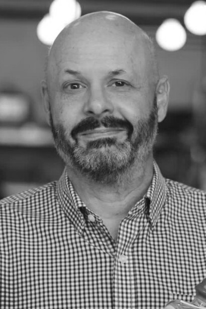 La curiosidad de Carlos por el cocuy lo llevó a investigar de forma autodidacta y a experimentar con alambiques caseros, iniciando su aprendizaje en el baño de una casa