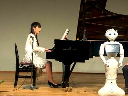 Tomomi and Pepper at a concert © Tomomi Ota