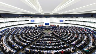 Il Parlamento Europeo rappresenta direttamente i cittadini dell'Unione Europea, garantendo la loro voce nelle decisioni legislative. È un punto di dialogo e negoziazione tra le diverse forze politiche e culturali dell'Europa, garantendo pluralismo e democrazia
