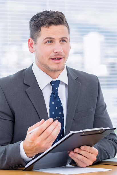 Un empresario consulta un currículum