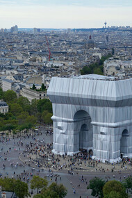 Christo and Jeanne-Claude, L’Arc de Triomphe, Wrapped, Paris, 1961-2021, Photo: Wolfgang Volz © 2021 Christo and Jeanne-Claude Foundation




