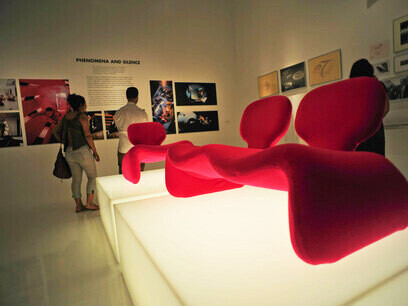 Silla y sofá Red Djinn, diseñados por Olivier Mourgue, hallados a bordo de la Estación Espacial V, que aparece en la película de 1968 "2001: Una Odisea del Espacio", de Stanley Kubrick.Museo de Arte del Condado de Los Ángeles, EE.UU.