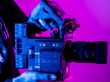 L’attenzione costante allo smartphone rischia di distogliere lo sguardo dal mondo reale e dalle situazioni che richiedono presenza e consapevolezza