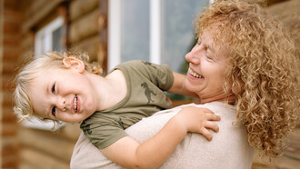 Mãe com seu bebê tenta aproximá-lo para dar carinho