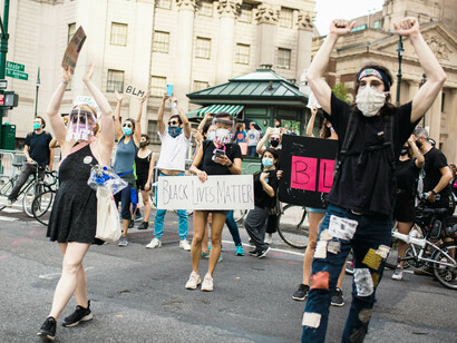 A diferencia de rebeliones aisladas, algunos de estos movimientos tienen elementos transformadores que buscan cambiar la conciencia colectiva sobre justicia y derechos. Protestas del movimiento Black Lives Matter, Estados Unidos