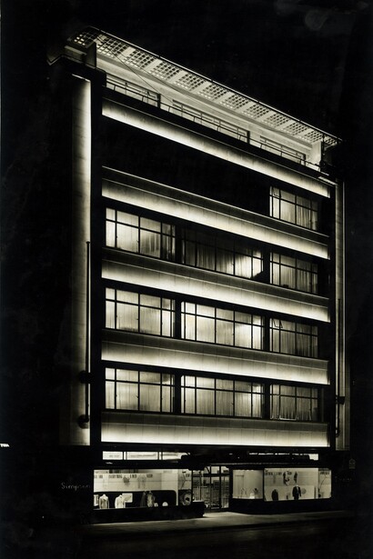 Joseph Emberton, Simpson (Piccadilly) Ltd., 1936. Exterior at night. Joseph Emberton Archive, University of Brighton Design Archives