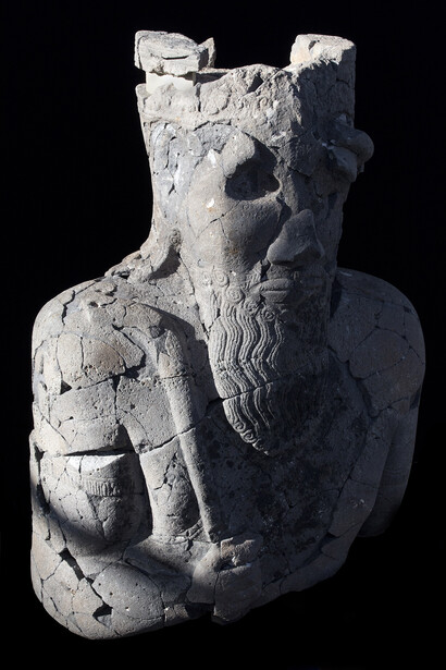 Male god figure, Western Palace, Tell Halaf, Syria, early 9th century BC, Basalt, 292 x 86 x 59 cm,
Photograph: Jirka Jansch, 2013, © Max Freiherr von Oppenheim Foundation, Cologne at the Vorderasiatisches Museum Staatliche Museen zu Berlin – Preußischer Kulturbesitz