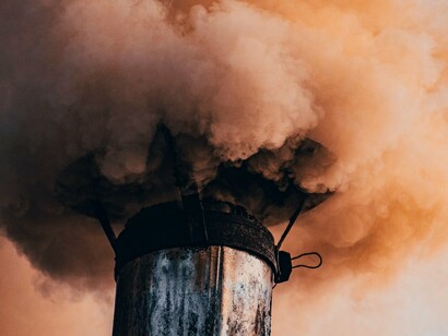 Indústria gera gases tóxicos provenientes da queima de combustíveis fósseis. Há quem defenda que as ações do "Just Stop Oil" ajudam a expor a hipocrisia dos governos, que, ao mesmo tempo em que fazem promessas de combate às mudanças climáticas, continuam a aprovar novos projetos de extração de combustíveis fósseis