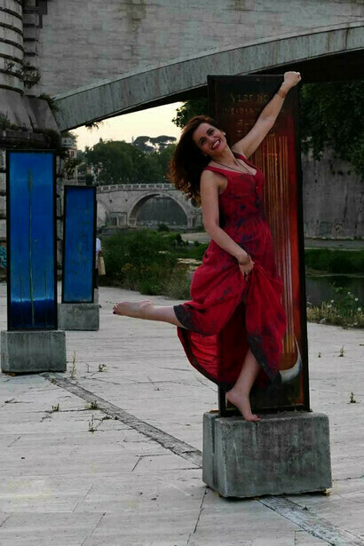 La ballerina Francesca Chialà  davanti a una delle opere di Corrado Veneziano della mostra  "Le Georgiche", Isola Tiberina, Roma