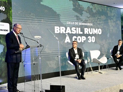 Vice-Presidente do Brasil Geraldo Alckmin durante a Abertura da 2ª edição do projeto “O Brasil Rumo à Cop 30", em São Paulo. E mesmo neste domínio o pessimismo sobre a COP 30 é justificado. O negacionismo ambiental de Donald Trump produziu um recuo civilizacional incalculável ao forçar todos os países ricos em recursos naturais (e empobrecidos em saúde, educação, segurança humana, etc) a proclamar a sua soberania sobre eles e a prová-la através de mais intensa exploração