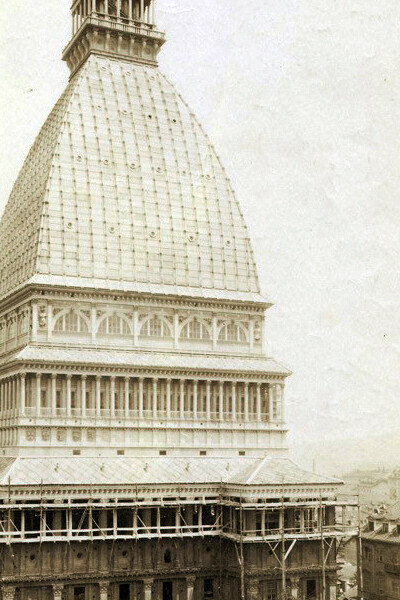 Una veduta della Mole Antonelliana in una foto dell'epoca
