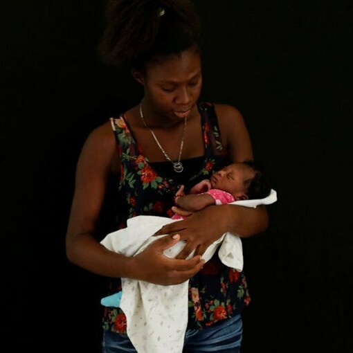 Edith Torres con su bebé en un refugio para migrantes en México, a la espera del sueño casi imposible de poder entrar en estados Unidos. Foto de Carlos Jasso