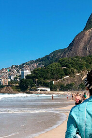 Na praia de Ipanema, o entardecer revelou uma experiência estética profunda, entre a areia quente e a visão do sol se pondo, evocando memórias e reflexões pessoais