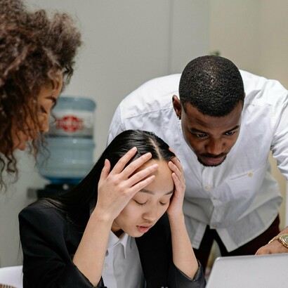 Si tu colega es de los que interrumpen cada dos minutos, haz lo mismo