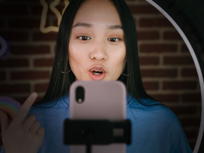 Content creator. In alcuni casi ricopre il ruolo di influencer, in altri quello di social media manager