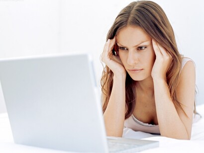 Una chica intenta concentrarse ante la pantalla de su ordenador