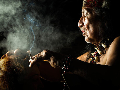 Chamán realizando una limpia, México