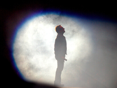 La performance vibrante de Bono lors de l'un de ses concerts le 24 mai 2011