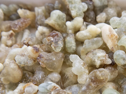 El incienso de Omán, su humo aromático, calma la mente, reduce el estrés, purifica espacios y ayuda en la meditación, promoviendo la tranquilidad y una respiración consciente